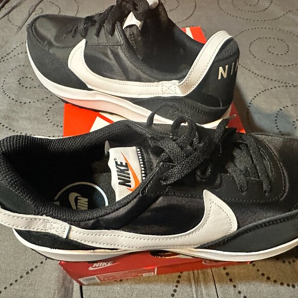 NIKE WAFFLE DEBUT BLACK & WHITE SNEAKERS SIZE 10 9.5 OR 9 MEN NEW IN BOX - Picture 2 of 7